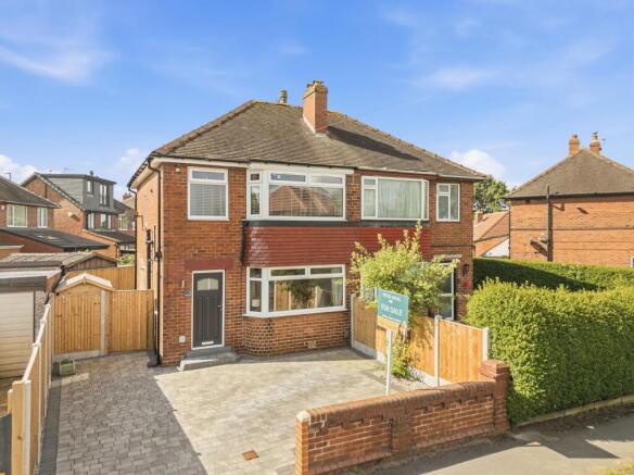 3 bed property, in Pendas Drive, £270,000
