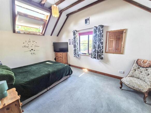 2 bed property, in Upper Farm, £425,000