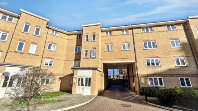 2 bed property, in Churchill Court, £260,000