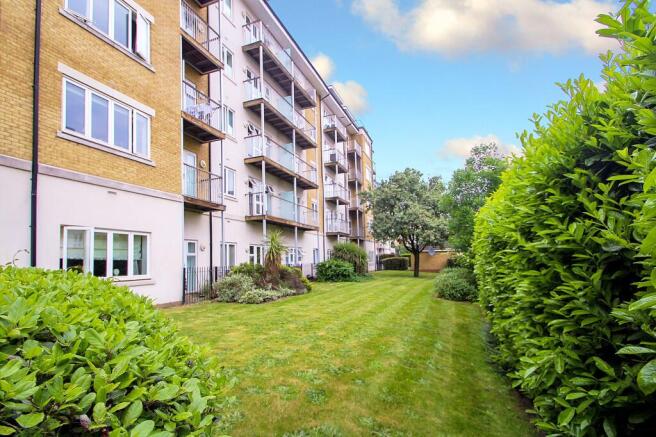 2 bed property, in Park Lodge Avenue, £300,000