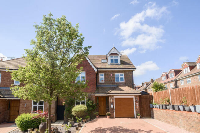 5 bed property, in Flora Close, £1,295,000