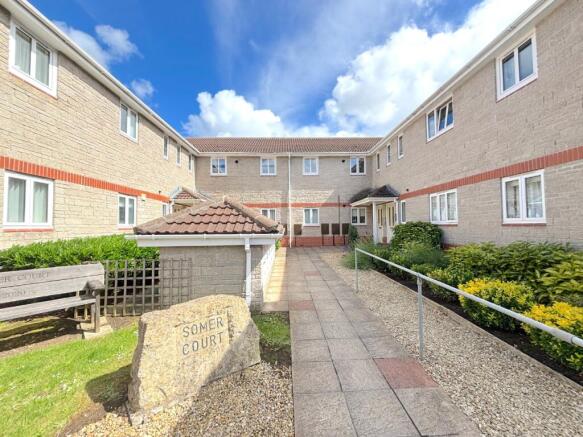 2 bed property, in Somer Court, £210,000