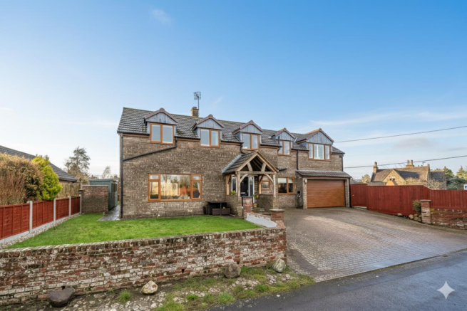 5 bed property, in The Close, £775,000