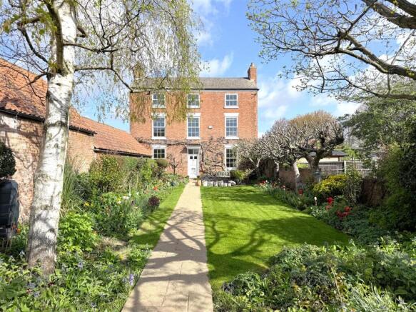 5 bed property, in Newgate Street, £750,000