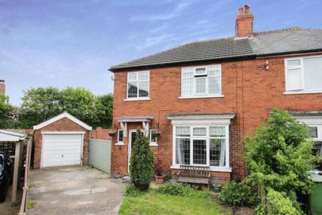 4 bed property, in Dixon Avenue, £174,500