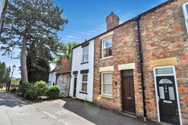 2 bed property, in Church Lane, £175,000