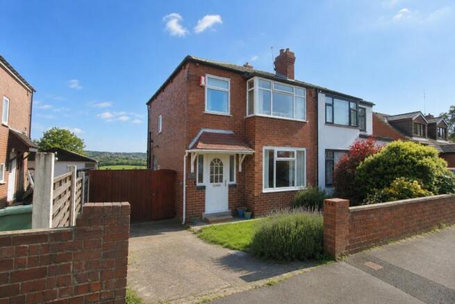 3 bed property, in Calverley Gardens, £260,000