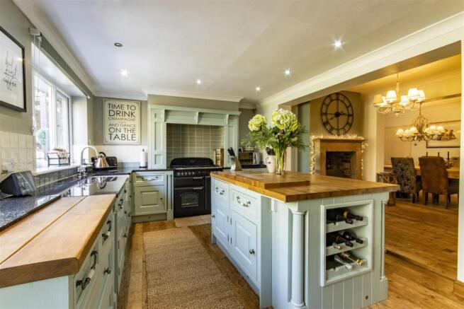 4 bed property, in Main Road, £470,000