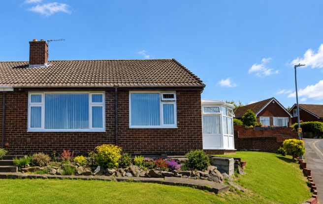 2 bed property, in Scarr End Lane, £230,000