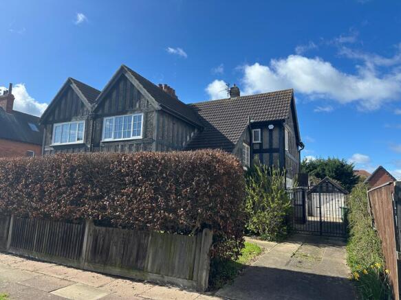 3 bed property, in Cumberland Avenue, £245,000