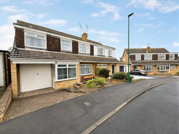 4 bed property, in Falcon Way, £145,000