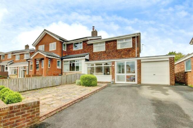3 bed property, in Mount Park Drive, £215,000