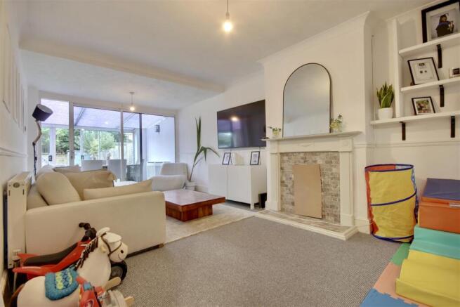 2 bed property, in Privett Road, £325,000