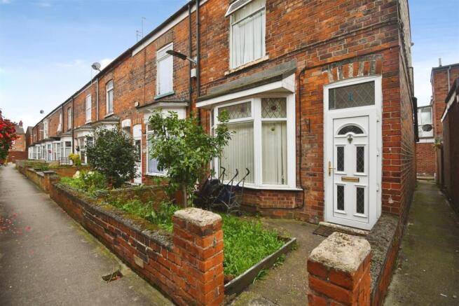2 bed property, in Roseberry Avenue, £100,000