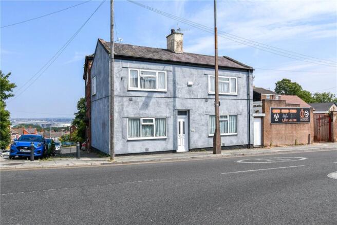 3 bed property, in Greenway Road, £200,000