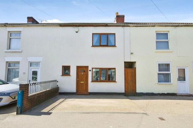 2 bed property, in High Street, £120,000