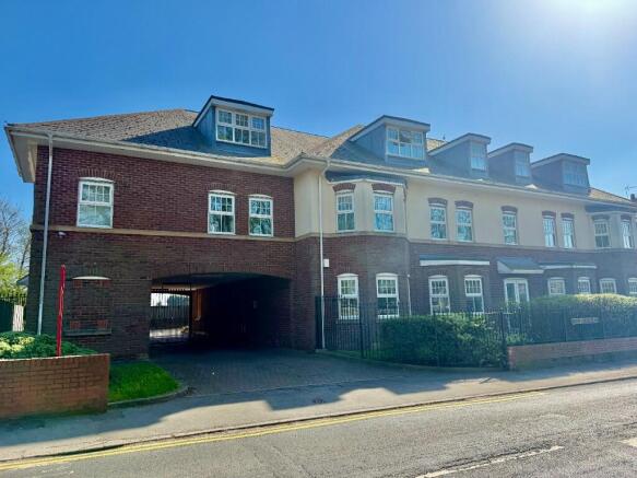 1 bed property, in Broomside Lane, £115,000