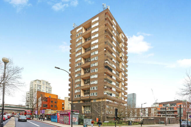 1 bed property, in Albert Barnes House, £250,000