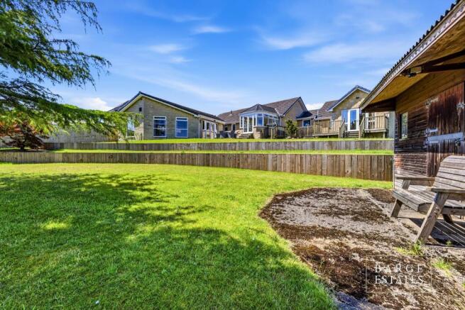 3 bed property, in Hillside Close, £600,000