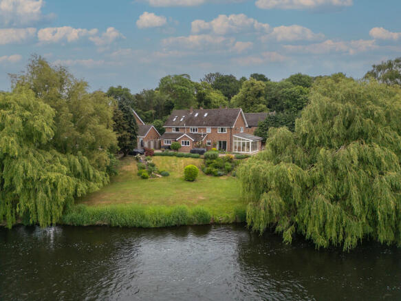 5 bed property, in Main Street, £900,000