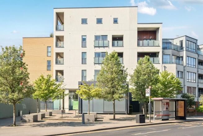 2 bed property, in Coombe Lane, £450,000