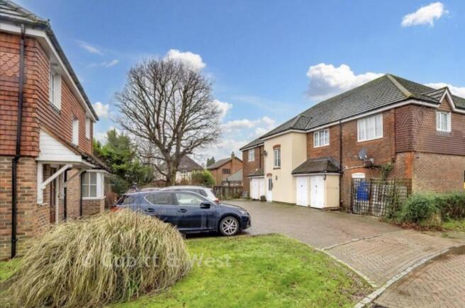 1 bed property, in Priestlands Close, £190,000