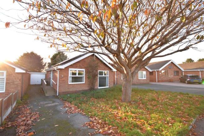 2 bed property, in Riverside Walk, £285,000