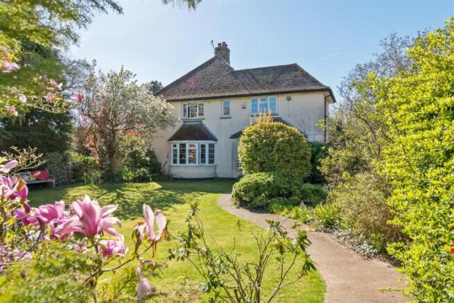 3 bed property, in Robins, £650,000