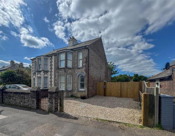 2 bed property, in Chichester Road, £375,000