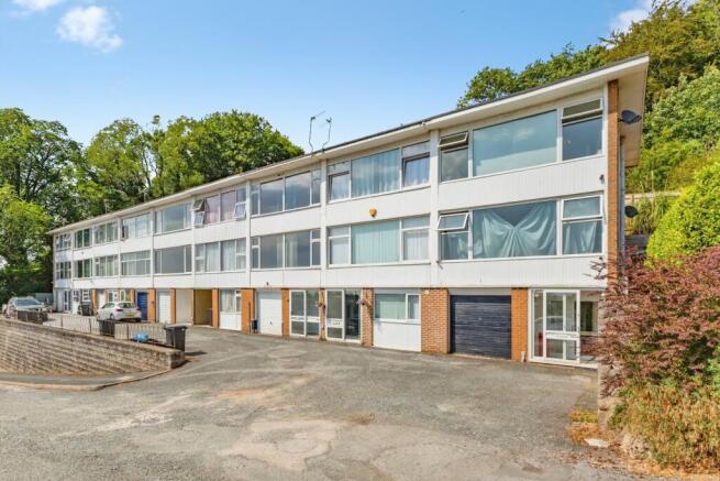 2 bed property, in Waterleat Road, £200,000