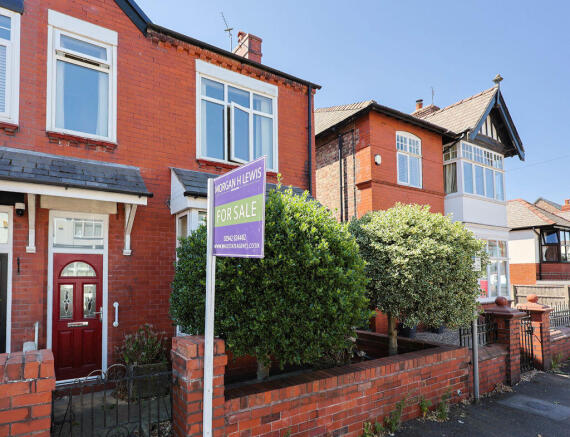 3 bed property, in Clifton Crescent, £225,000