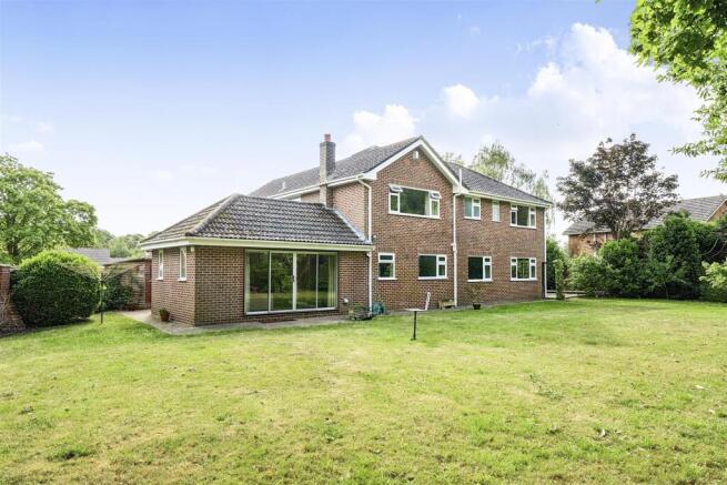 4 bed property, in Floral Farm, £835,000