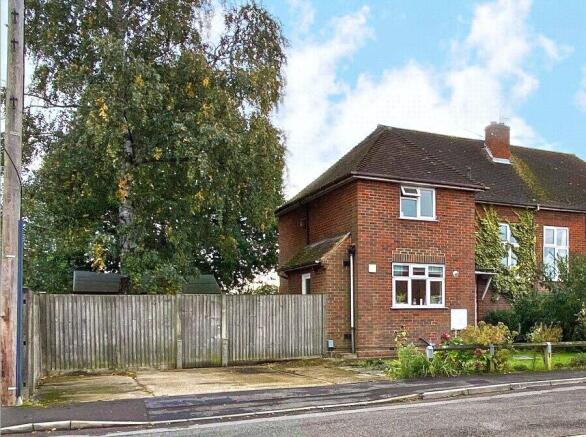 2 bed property, in Wood Lane, £350,000