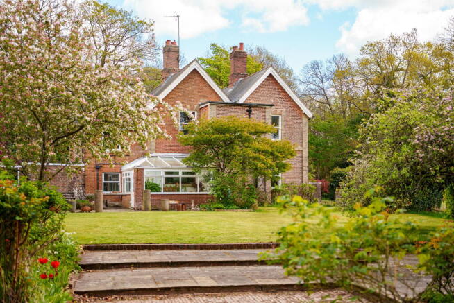 4 bed property, in South Lodge, £1,250,000