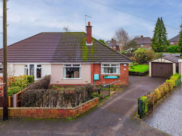 2 bed property, in Park Drive, £185,000