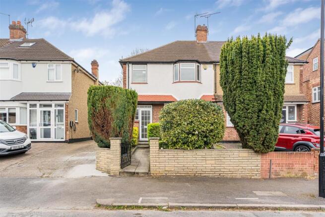 3 bed property, in Betoyne Avenue, £675,000