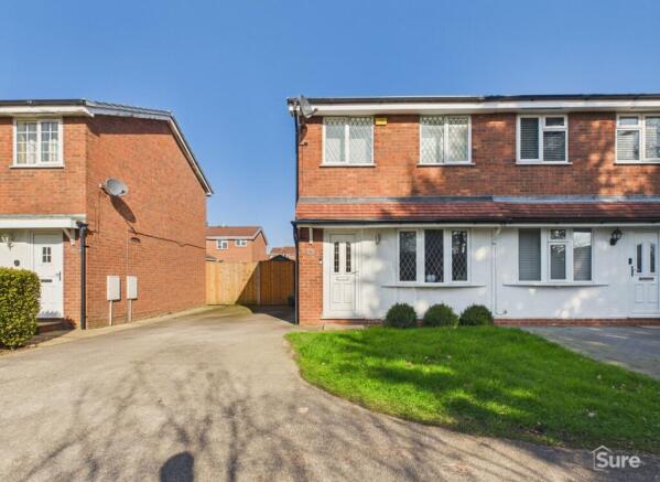 2 bed property, in Crestwood Close, £200,000