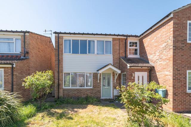 3 bed property, in Dymokes Way, £250,000