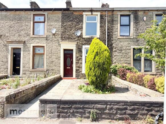 2 bed property, in New Lane, £100,000