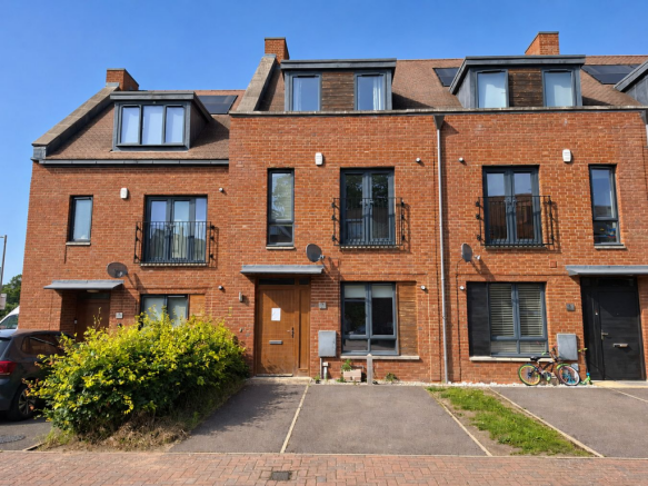 4 bed property, in Green Close, £725,000