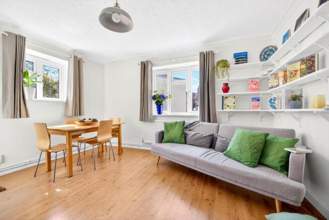 2 bed property, in Essex Grove, £315,000