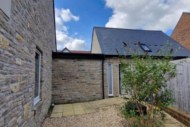 2 bed property, in Dragons Court, £400,000