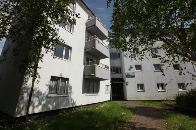2 bed property, in High Street, £95,000