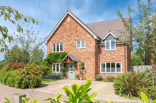 5 bed property, in Field View Lane, £800,000