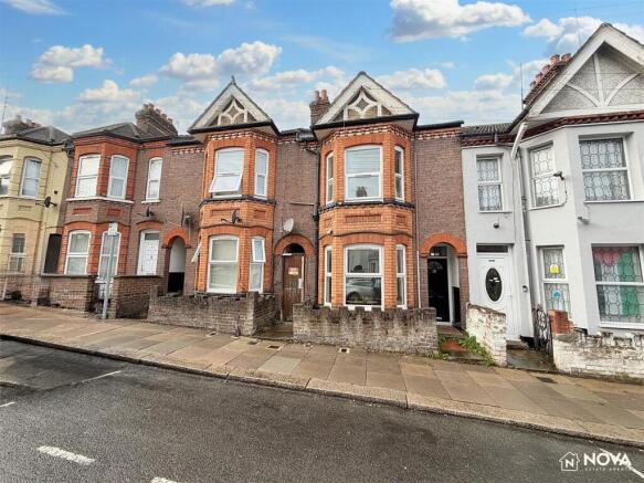 6 bed property, in Lyndhurst Road, £380,000