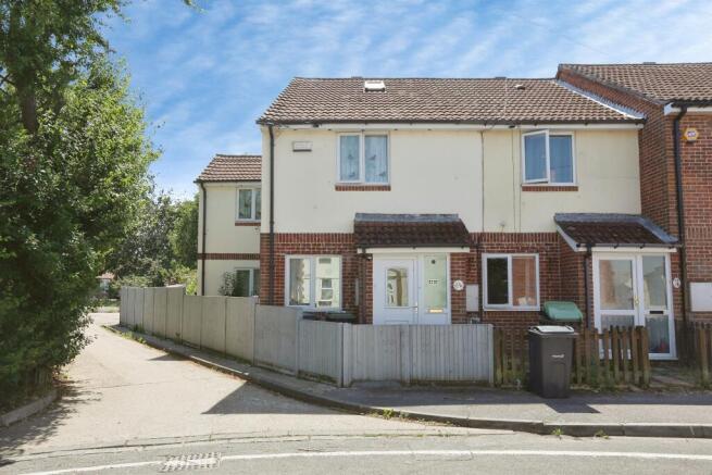 3 bed property, in St. Anns Crescent, £250,000