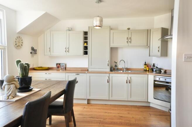 2 bed property, in Cabbell Road, £225,000