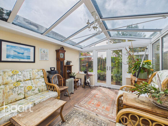 2 bed property, in Barnfield Road, £230,000