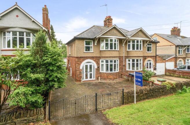 3 bed property, in Badby Road West, £300,000