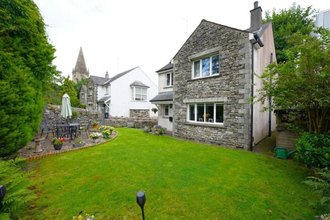4 bed property, in Hazelcroft Gardens, £425,000